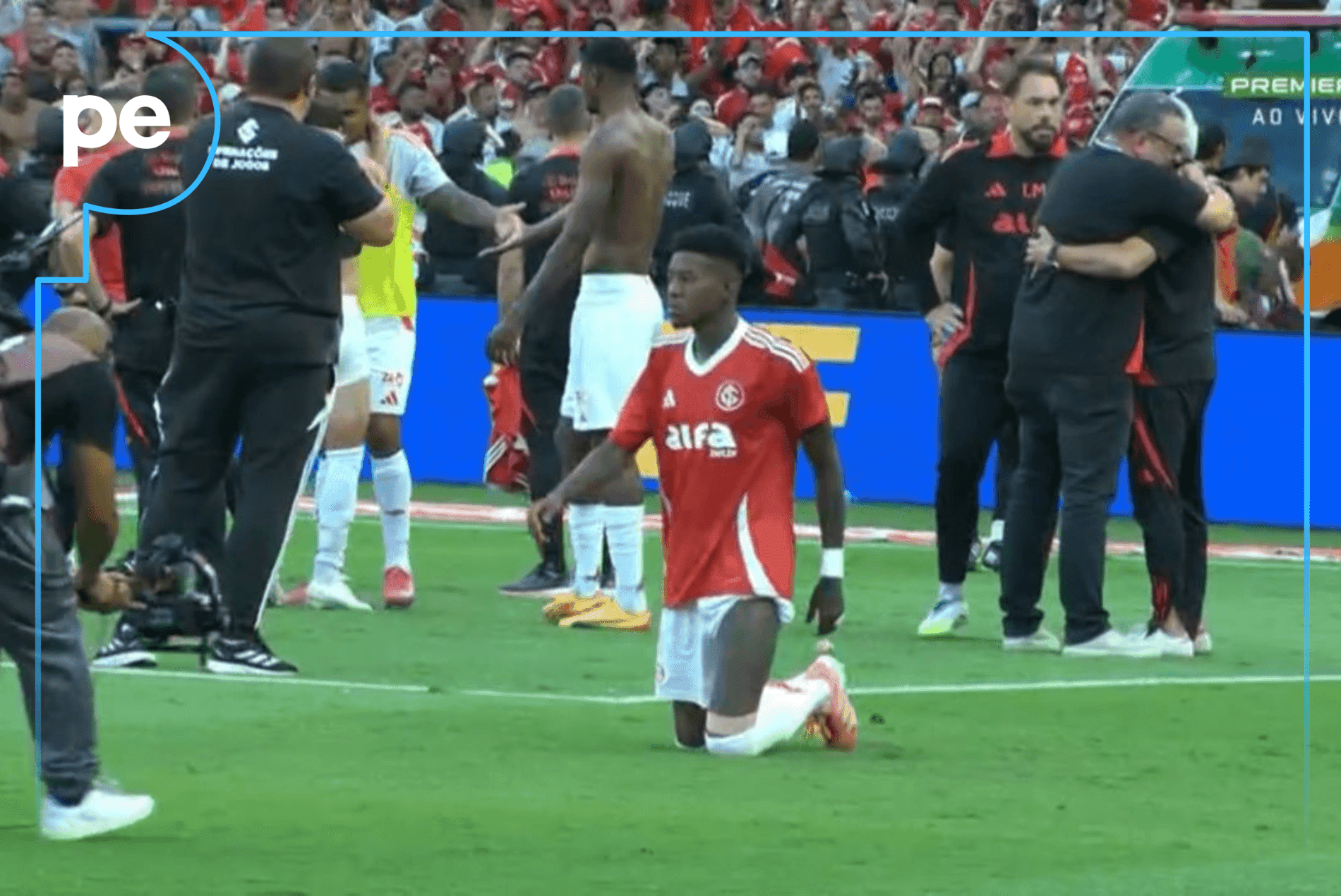 Vitão, zagueiro do Inter, CUMPRE PROMESSA e atravessa gramado do Beira-Rio de JOELHOS